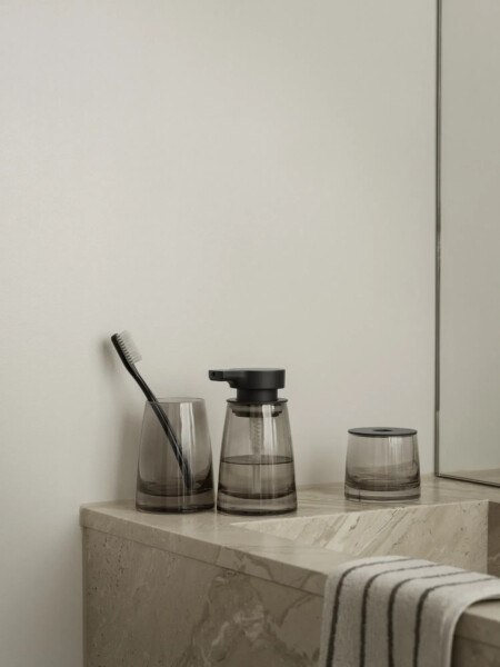 <p><strong>BLOMUS Диспенсър за течен сапун AVA </strong><br /><strong>&bull; Височина:</strong><span>&nbsp;14 см.</span><br /><strong>&bull; Диаметър:&nbsp;</strong><span>&Oslash; 8 см.<br /><strong>&bull; Вместимост:</strong> 250 мл<br /></span><strong>&bull;&nbsp;Цвят:</strong><span>&nbsp;черен</span><br /><strong>&bull; Материал:&nbsp;</strong><span>ръчно издухано стъкло, пластмаса</span><br /><strong>&bull; Производител:&nbsp;BLOMUS, Германия)<br /></strong><em><strong>DESIGN:</strong>&nbsp;<strong>Nadine Kümmel</strong></em><strong>&nbsp;</strong></p><br />Марка: BLOMUS <br />Модел: BLOMUS 67420<br />Доставка: 2-4 работни дни<br />Гаранция: 2 години