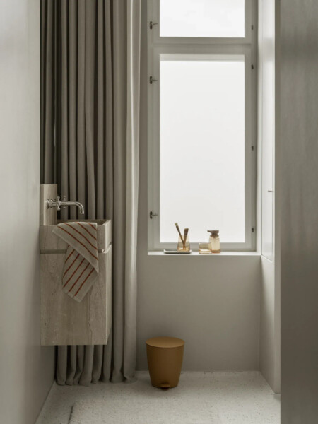 <p><strong>BLOMUS Диспенсър за течен сапун AVA </strong><br /><strong>&bull; Височина:</strong><span>&nbsp;14 см.</span><br /><strong>&bull; Диаметър:&nbsp;</strong><span>&Oslash; 8 см.<br /><strong>&bull; Вместимост:</strong> 250 мл<br /></span><strong>&bull;&nbsp;Цвят:</strong><span>&nbsp;кафяв (Tan)</span><br /><strong>&bull; Материал:&nbsp;</strong><span>ръчно издухано стъкло, пластмаса</span><br /><strong>&bull; Производител:&nbsp;BLOMUS, Германия)<br /></strong><em><strong>DESIGN:</strong>&nbsp;<strong>Nadine Kümmel</strong></em><strong>&nbsp;</strong></p><br />Марка: BLOMUS <br />Модел: BLOMUS 67415<br />Доставка: 2-4 работни дни<br />Гаранция: 2 години