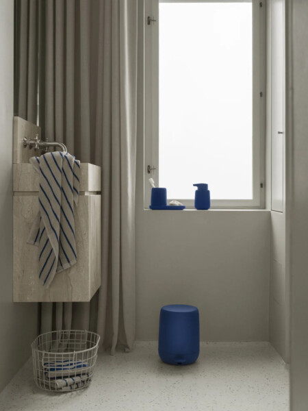 <p><strong>BLOMUS Кош за баня SONO&nbsp;</strong><br /><strong>&bull;&nbsp;Цвят:</strong><span>&nbsp;<strong>тъмносин (Mazarine Blue)</strong></span><br /><strong>&bull; Размер:</strong><span>&nbsp;&Oslash; 20 х 25,5 см</span><br /><strong>&bull; Вместимост:</strong><span>&nbsp;3 литра</span><br /><strong>&bull; Плавно затваряне на капака</strong><br /><strong>&bull; Вътрешен кош</strong><br /><strong>&bull; Състав:</strong><span>&nbsp;пластмаса, силикон</span><br /><strong>Производител: BLOMUS / Германия<br /></strong><em><strong>Designer: Nina Th&ouml;ming</strong></em></p><br />Марка: BLOMUS <br />Модел: BLOMUS 67552<br />Доставка: 2-4 работни дни<br />Гаранция: 2 години