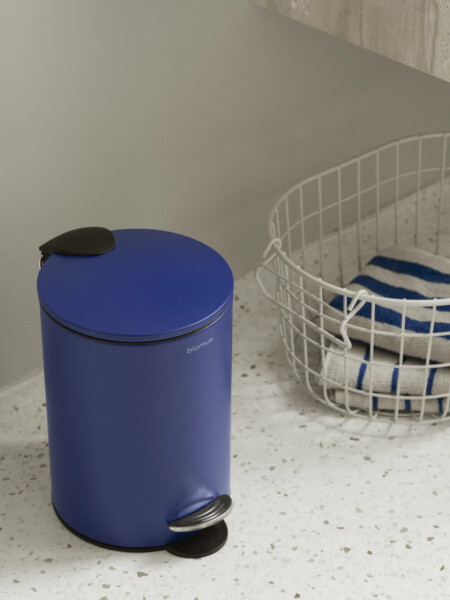 <p><span style="font-size: medium;"><strong><span style="font-size: small;">BLOMUS Кош за баня TUBO</span><br /></strong></span><strong>&bull; Вместимост: </strong>3 литра<strong><br />&bull; Височина:</strong> 24,3 см<br /><strong>&bull; Диаметър:&nbsp;</strong>&Oslash; 17 см<br />&bull; <strong>Цвят: </strong>тъмносин (Mazarine Blue) <br /><strong>&bull; Материал: </strong>праховобоядисана стомана, синтетичен материал<br /><strong>&bull; Производител: </strong>BLOMUS, Германия<br /><br /></p><br />Марка: BLOMUS <br />Модел: BLOMUS 67554<br />Доставка: 2-4 работни дни<br />Гаранция: 2 години