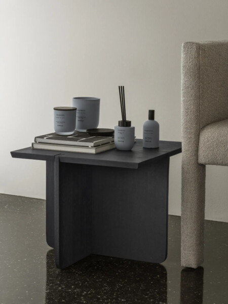 <p><strong>BLOMUS Ароматна свещ TUOKSU, размер S - аромат Graphite</strong><br /><span><strong>&bull; Буркан от цветно стъкло<br />&bull;&nbsp;Материал:&nbsp;</strong>стъкло, MDF, естествен соев восък<br /><strong>&bull; Без съдържание на палмово масло </strong></span><span><br /></span><span><strong><span>&bull; Размер:&nbsp;</span></strong><span>&Oslash; 7</span><span>&nbsp;х 8 см.<br /></span></span><span><span><strong>&bull; Време на горене: </strong>до 35 часа</span><br /><strong>&bull;&nbsp;Цвят:</strong>&nbsp;графит (Sharkskin)<br /><strong>&bull; Аромат:&nbsp;</strong>Graphite (грейпфрут, смокиня и тонка)<br /><strong>Производител:&nbsp;BLOMUS / Германия</strong></span></p><br />Марка: BLOMUS <br />Модел: BLOMUS 69288<br />Доставка: 2-4 работни дни<br />Гаранция: 2 години