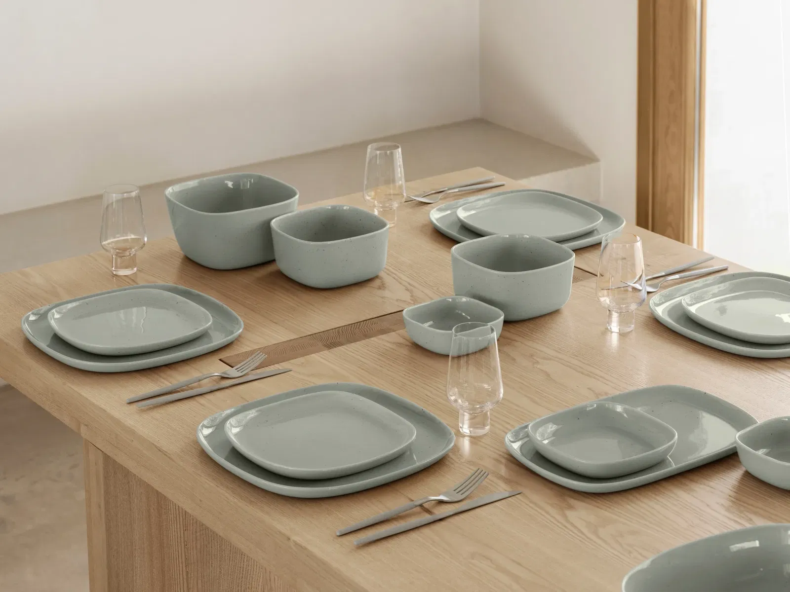 <p><strong>BLOMUS Основна чиния VAHLO<br /></strong><strong>&bull; Цвят:&nbsp;</strong>светло-сив (Mirage Grey)&nbsp;<br /><strong>&bull; Размери:</strong> 26 х 26 х 2 см<br /><strong>&bull; Материал:</strong>&nbsp;керамика<br /><strong>&bull; Подходяща за микровълнова фурна</strong><br /><strong>&bull; Подходяща за съдомиялна машина</strong><br /><strong>Производител: BLOMUS / Германия<br /><em>DESIGN: Sebastian Herkner</em></strong></p><br />Марка: BLOMUS <br />Модел: BLOMUS 64752<br />Доставка: 2-4 работни дни<br />Гаранция: 2 години