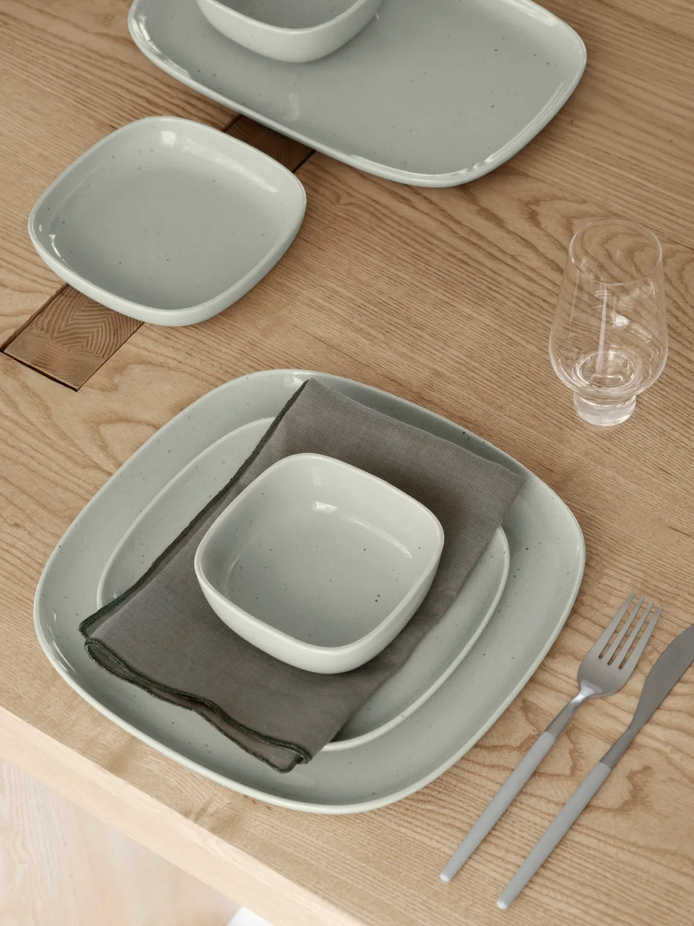 <p><strong>BLOMUS Купа VAHLO<br /></strong><strong>&bull; Цвят:&nbsp;</strong>светло-сив (Mirage Grey)&nbsp;<br /><strong>&bull; Размери:</strong> 15 х 15 х 8 см<br /><strong>&bull; Материал:</strong>&nbsp;керамика<br /><strong>&bull; Подходяща за микровълнова фурна</strong><br /><strong>&bull; Подходяща за съдомиялна машина</strong><br /><strong>Производител: BLOMUS / Германия<br /><em>DESIGN: Sebastian Herkner</em></strong></p><br />Марка: BLOMUS <br />Модел: BLOMUS 64754<br />Доставка: 2-4 работни дни<br />Гаранция: 2 години