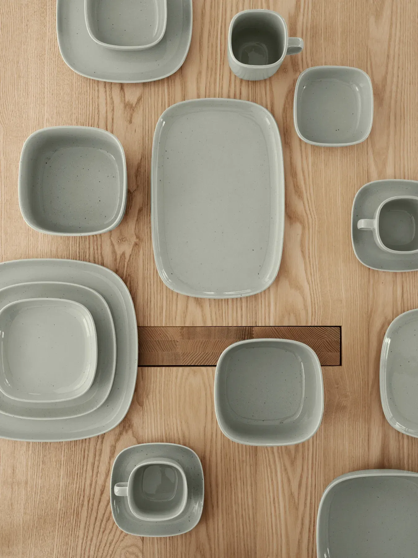 <p><strong>BLOMUS Купа VAHLO<br /></strong><strong>&bull; Цвят:&nbsp;</strong>светло-сив (Mirage Grey)&nbsp;<br /><strong>&bull; Размери:</strong> 17 х 17 х 10 см<br /><strong>&bull; Материал:</strong>&nbsp;керамика<br /><strong>&bull; Подходяща за микровълнова фурна</strong><br /><strong>&bull; Подходяща за съдомиялна машина</strong><br /><strong>Производител: BLOMUS / Германия<br /><em>DESIGN: Sebastian Herkner</em></strong></p><br />Марка: BLOMUS <br />Модел: BLOMUS 64755<br />Доставка: 2-4 работни дни<br />Гаранция: 2 години