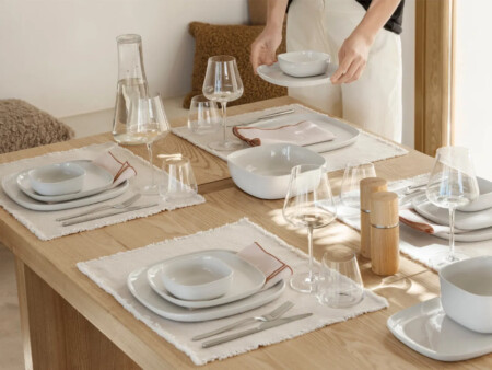 <p><strong>BLOMUS Основна чиния VAHLO<br /></strong><strong>&bull; Цвят:&nbsp;</strong>бежов (Moonbeam)&nbsp;<br /><strong>&bull; Размери:</strong> 26 х 26 х 2 см<br /><strong>&bull; Материал:</strong>&nbsp;керамика<br /><strong>&bull; Подходяща за микровълнова фурна</strong><br /><strong>&bull; Подходяща за съдомиялна машина</strong><br /><strong>Производител: BLOMUS / Германия<br /><em>DESIGN: Sebastian Herkner</em></strong></p><br />Марка: BLOMUS <br />Модел: BLOMUS 64763<br />Доставка: 2-4 работни дни<br />Гаранция: 2 години