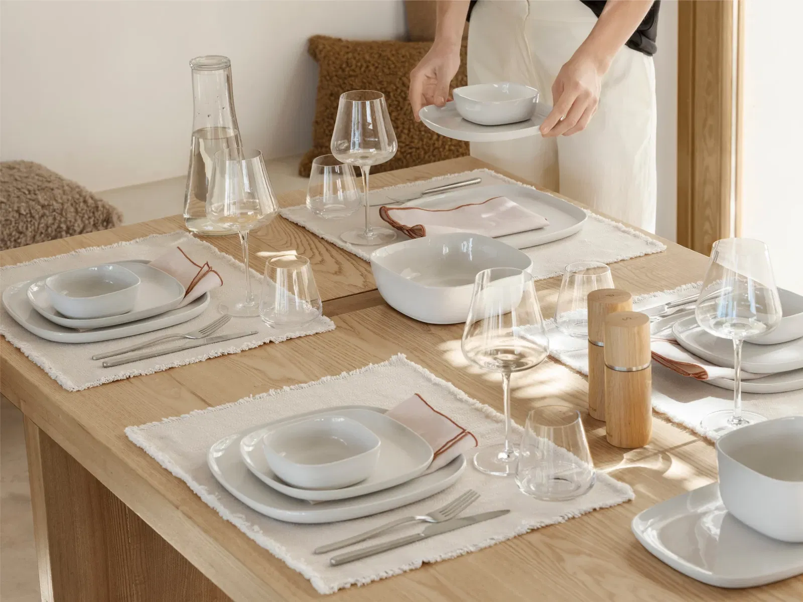 <p><strong>BLOMUS Основна чиния VAHLO<br /></strong><strong>&bull; Цвят:&nbsp;</strong>бежов (Moonbeam)&nbsp;<br /><strong>&bull; Размери:</strong> 26 х 26 х 2 см<br /><strong>&bull; Материал:</strong>&nbsp;керамика<br /><strong>&bull; Подходяща за микровълнова фурна</strong><br /><strong>&bull; Подходяща за съдомиялна машина</strong><br /><strong>Производител: BLOMUS / Германия<br /><em>DESIGN: Sebastian Herkner</em></strong></p><br />Марка: BLOMUS <br />Модел: BLOMUS 64763<br />Доставка: 2-4 работни дни<br />Гаранция: 2 години