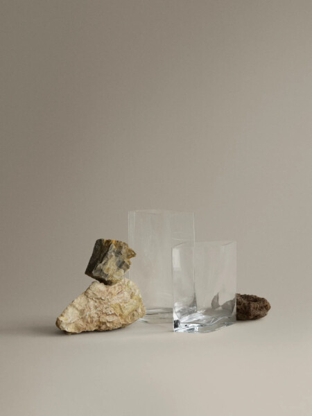 <p><span style="font-size: small;"><strong>BLOMUS Стъклена ваза DUASIS, размер M</strong></span><br />&bull; <strong>Размери: </strong>10 х 18 х 28 см<br /><strong>&bull; Тегло: </strong>2,26 кг <br /><strong>&bull; Цвят:</strong> прозрачна&nbsp;<br />&bull;<strong> Материал:</strong>&nbsp;стъкло<br /><strong>&bull; Ръчно измиване</strong><br /><strong>&bull; Производител:</strong> BLOMUS, Германия <br /><em><strong>DESIGN:</strong>&nbsp;<strong>Ilja Huber</strong></em></p><br />Марка: BLOMUS <br />Модел: BLOMUS 64887<br />Доставка: 2-4 работни дни<br />Гаранция: 2 години