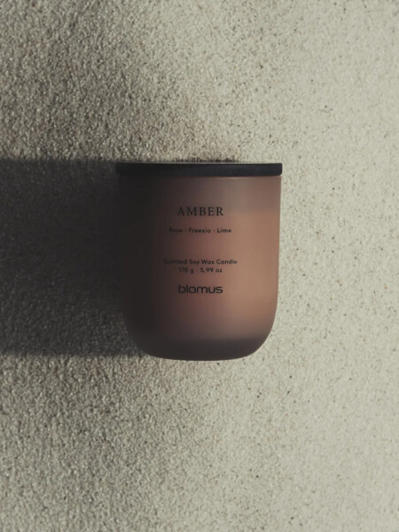 <p><strong>BLOMUS Ароматна свещ TUOKSU, размер S - аромат Amber</strong><br /><span><strong>&bull; Буркан от цветно стъкло<br />&bull;&nbsp;Материал:&nbsp;</strong>стъкло, MDF, естествен соев восък<br /><strong>&bull; Без съдържание на палмово масло </strong></span><span><br /></span><span><strong><span>&bull; Размер:&nbsp;</span></strong><span>&Oslash; 7</span><span>&nbsp;х 8 см.<br /></span></span><span><span><strong>&bull; Време на горене: </strong>до 35 часа</span><br /><strong>&bull;&nbsp;Цвят:</strong>&nbsp; (Rustic Brown)<br /><strong>&bull; Аромат:&nbsp;</strong>Amber (Фрезия, роза, лавандула, жасмин и лайм)<br /><strong>Производител:&nbsp;BLOMUS / Германия</strong></span></p><br />Марка: BLOMUS <br />Модел: BLOMUS 69287<br />Доставка: 2-4 работни дни<br />Гаранция: 2 години