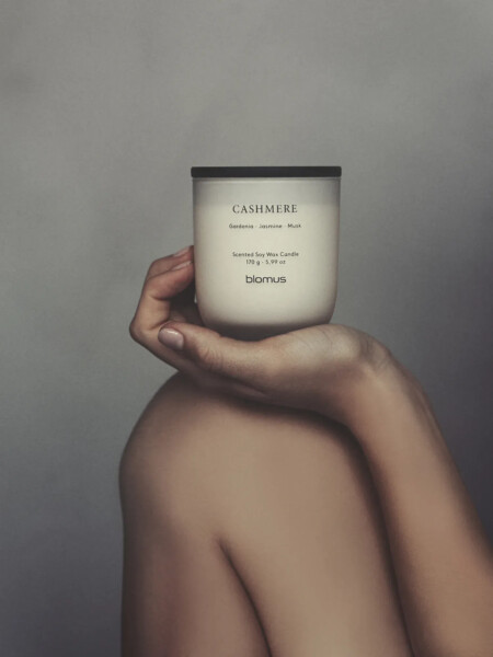 <p><strong>BLOMUS Ароматна свещ TUOKSU, размер S - аромат Cashmere</strong><br /><span><strong>&bull; Буркан от цветно стъкло<br />&bull;&nbsp;Материал:&nbsp;</strong>стъкло, MDF, естествен соев восък<br /><strong>&bull; Без съдържание на палмово масло </strong></span><span><br /></span><span><strong><span>&bull; Размер:&nbsp;</span></strong><span>&Oslash; 7</span><span>&nbsp;х 8 см.<br /></span></span><span><span><strong>&bull; Време на горене: </strong>до 35 часа</span><br /><strong>&bull;&nbsp;Цвят:</strong>&nbsp;бежов (Moonbeam)<br /><strong>&bull; Аромат:&nbsp;</strong>Cashmere (гардения, жасмин и мускус)<br /><strong>Производител:&nbsp;BLOMUS / Германия</strong></span></p><br />Марка: BLOMUS <br />Модел: BLOMUS 69283<br />Доставка: 2-4 работни дни<br />Гаранция: 2 години