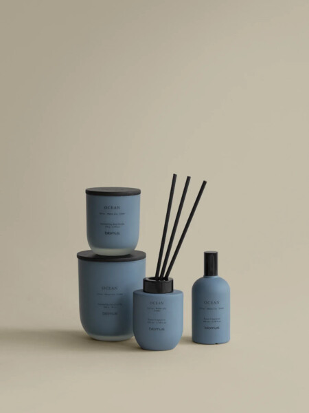 <p><strong>BLOMUS Ароматна свещ TUOKSU, размер S - аромат Ocean</strong><br /><span><strong>&bull; Буркан от цветно стъкло<br />&bull;&nbsp;Материал:&nbsp;</strong>стъкло, MDF, естествен соев восък<br /><strong>&bull; Без съдържание на палмово масло </strong></span><span><br /></span><span><strong><span>&bull; Размер:&nbsp;</span></strong><span>&Oslash; 7</span><span>&nbsp;х 8 см.<br /></span></span><span><span><strong>&bull; Време на горене: </strong>до 35 часа</span><br /><strong>&bull;&nbsp;Цвят:</strong>&nbsp;син (Tradewinds) <br /><strong>&bull; Аромат:&nbsp;</strong>Ocean (цитрус, кедър и лилия)<br /><strong>Производител:&nbsp;BLOMUS / Германия</strong></span></p><br />Марка: BLOMUS <br />Модел: BLOMUS 69286<br />Доставка: 2-4 работни дни<br />Гаранция: 2 години