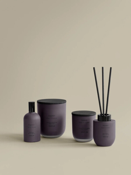 <p><strong>BLOMUS Ароматна свещ TUOKSU, размер S - аромат Velvet</strong><br /><span><strong>&bull; Буркан от цветно стъкло<br />&bull;&nbsp;Материал:&nbsp;</strong>стъкло, MDF, естествен соев восък<br /><strong>&bull; Без съдържание на палмово масло </strong></span><span><br /></span><span><strong><span>&bull; Размер:&nbsp;</span></strong><span>&Oslash; 7</span><span>&nbsp;х 8 см.<br /></span></span><span><span><strong>&bull; Време на горене: </strong>до 35 часа</span><br /><strong>&bull;&nbsp;Цвят:</strong>&nbsp;лилав (Midnight Plum)<br /><strong>&bull; Аромат:&nbsp;</strong>Velvet ( канела, бор и портокал)<br /><strong>Производител:&nbsp;BLOMUS / Германия</strong></span></p><br />Марка: BLOMUS <br />Модел: BLOMUS 69289<br />Доставка: 2-4 работни дни<br />Гаранция: 2 години