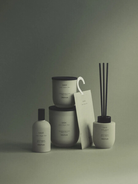 <p><strong>BLOMUS Ароматна свещ TUOKSU, размер S - аромат Sage</strong><br /><span><strong>&bull; Буркан от цветно стъкло<br />&bull;&nbsp;Материал:&nbsp;</strong>стъкло, MDF, естествен соев восък<br /><strong>&bull; Без съдържание на палмово масло </strong></span><span><br /></span><span><strong><span>&bull; Размер:&nbsp;</span></strong><span>&Oslash; 7</span><span>&nbsp;х 8 см.<br /></span></span><span><span><strong>&bull; Време на горене: </strong>до 35 часа</span><br /><strong>&bull;&nbsp;Цвят:</strong>&nbsp;светло зелен (Desert Sage) <br /><strong>&bull; Аромат:&nbsp;</strong>Sage (градински чай, мускус, жасмин, момина сълза, цитрус, бергамот)<br /><strong>Производител:&nbsp;BLOMUS / Германия</strong></span></p><br />Марка: BLOMUS <br />Модел: BLOMUS 69285<br />Доставка: 2-4 работни дни<br />Гаранция: 2 години