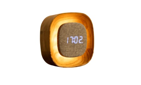 <p><strong>GINGKO Квадратен часовник/будилник и смарт лампа &ldquo;Lumos&ldquo; - бял ясен</strong><br /><strong>&bull; Настройка за активиране чрез звук или постоянно включен дисплей<br /></strong><strong>&bull; Избор на формат на часа:</strong><span>&nbsp;12/24 часа</span><br /><span><strong>&bull; Захранване:</strong><span>&nbsp;акумулаторна батерия: 2000 mAh (включен кабел за зареждане)</span><br /><strong>&bull; Вход за зареждане:</strong><span>&nbsp;DC 5V (не е включен адаптор)</span><br /><strong>&bull; Време за зареждане:</strong><span>&nbsp;4 часа</span><br /><strong>&bull; Живот на батерията с едно зареждане:</strong><br /><span>&nbsp;- при светеща лампа - около 15 ч.</span><br /><span>&nbsp;- при режим часовник - около10 дни<br /></span></span><strong>&bull; Цвят:</strong><span>&nbsp;бял ясен<br /><strong>&bull; Цветна температура:&nbsp;</strong>2900K~3000K<br /><strong>&bull; Мощност на светлината:</strong>&nbsp;6W</span><br /><strong>&bull; Размери:</strong><span>&nbsp;12,5 х 12,5 х 4,2 см.&nbsp;</span><br /><strong>&bull; Тегло:</strong><span>&nbsp;0,260 кг.</span><br /><strong>Производител: GINGKO DESIGN/ Англия</strong></p><br />Марка: Gingko Design <br />Модел: Gingko G076S-AH<br />Доставка: 2-4 работни дни<br />Гаранция: 2 години