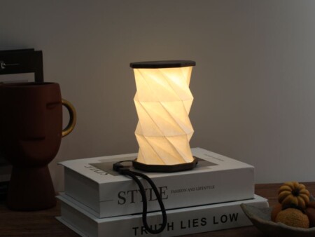 <p><strong>GINGKO Сгъваема смарт лампа &ldquo;Mini Twist Hexagon&ldquo; - цвят орех</strong><br /><strong>&bull; Захранване:&nbsp;</strong><span>литиево-йонна батерия - 3,7 V; 300 mAh</span><br /><span><strong>&bull; Живот на батерията:&nbsp;</strong>6-8 часа<br /></span><strong>&bull; Време за зареждане:</strong><span>&nbsp;1-2 часа</span><br /><strong>&bull; Размери сгъната:&nbsp;</strong><span>8,2 х 8,2 х 1,5 см.<br /><strong>&bull; Височина разгъната:</strong>&nbsp;до 14 см.</span><br /><strong>&bull; Материал:</strong><span>&nbsp;ABS пластмаса, хартия&nbsp;Tyvek (водоустойчива и здрава)</span><br /><strong>&bull; Напълно преносима</strong><br /><strong>&bull; Цветна температура:&nbsp;</strong><span>2300К</span><span><br /><strong>&bull; Светлинен поток:</strong>&nbsp;60 lm<br /><strong>&bull; Цвят:</strong>&nbsp;орех<br /><strong>Производител: GINGKO DESIGN/ Англия</strong></span></p><br />Марка: Gingko Design <br />Модел: Gingko G036M-WT<br />Доставка: 2-4 работни дни<br />Гаранция: 2 години