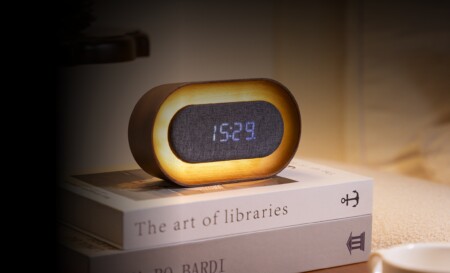 <p><strong>GINGKO Овален часовник/будилник и смарт лампа &ldquo;Lumos&ldquo; - орех</strong><br /><strong>&bull; Настройка за активиране чрез звук или постоянно включен дисплей<br /></strong><strong>&bull; Избор на формат на часа:</strong><span>&nbsp;12/24 часа</span><br /><span><strong>&bull; Захранване:</strong><span>&nbsp;акумулаторна батерия: 2000 mAh (включен кабел за зареждане)</span><br /><strong>&bull; Вход за зареждане:</strong><span>&nbsp;DC 5V (не е включен адаптор)</span><br /><strong>&bull; Време за зареждане:</strong><span>&nbsp;4 часа</span><br /><strong>&bull; Живот на батерията с едно зареждане:</strong><br /><span>&nbsp;- при светеща лампа - около 15 ч.</span><br /><span>&nbsp;- при режим часовник - около10 дни<br /></span></span><strong>&bull; Цвят:</strong><span>&nbsp;орех<br /><strong>&bull; Цветна температура:&nbsp;</strong>2900K~3000K<br /><strong>&bull; Мощност на светлината:</strong> 6W</span><br /><strong>&bull; Размери:</strong><span>&nbsp;15,2 х 8,8 х 4,2 см.&nbsp;</span><br /><strong>&bull; Тегло:</strong><span>&nbsp;0,260 кг.</span><br /><strong>Производител: GINGKO DESIGN/ Англия</strong></p><br />Марка: Gingko Design <br />Модел: Gingko G076O-WT<br />Доставка: 2-4 работни дни<br />Гаранция: 2 години