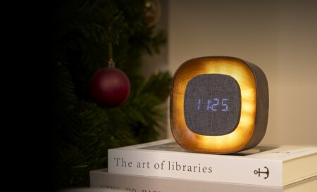 <p><strong>GINGKO Квадратен часовник/будилник и смарт лампа &ldquo;Lumos&ldquo; - орех</strong><br /><strong>&bull; Настройка за активиране чрез звук или постоянно включен дисплей<br /></strong><strong>&bull; Избор на формат на часа:</strong><span>&nbsp;12/24 часа</span><br /><span><strong>&bull; Захранване:</strong><span>&nbsp;акумулаторна батерия: 2000 mAh (включен кабел за зареждане)</span><br /><strong>&bull; Вход за зареждане:</strong><span>&nbsp;DC 5V (не е включен адаптор)</span><br /><strong>&bull; Време за зареждане:</strong><span>&nbsp;4 часа</span><br /><strong>&bull; Живот на батерията с едно зареждане:</strong><br /><span>&nbsp;- при светеща лампа - около 15 ч.</span><br /><span>&nbsp;- при режим часовник - около10 дни<br /></span></span><strong>&bull; Цвят:</strong><span>&nbsp;орех<br /><strong>&bull; Цветна температура:&nbsp;</strong>2900K~3000K<br /><strong>&bull; Мощност на светлината:</strong>&nbsp;6W</span><br /><strong>&bull; Размери:</strong><span>&nbsp;12,5 х 12,5 х 4,2 см.&nbsp;</span><br /><strong>&bull; Тегло:</strong><span>&nbsp;0,260 кг.</span><br /><strong>Производител: GINGKO DESIGN/ Англия</strong></p><br />Марка: Gingko Design <br />Модел: Gingko G076S-WT<br />Доставка: 2-4 работни дни<br />Гаранция: 2 години