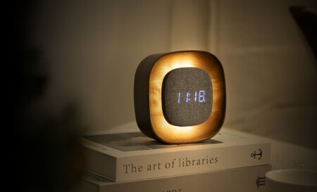 <p><strong>GINGKO Квадратен часовник/будилник и смарт лампа &ldquo;Lumos&ldquo; - орех</strong><br /><strong>&bull; Настройка за активиране чрез звук или постоянно включен дисплей<br /></strong><strong>&bull; Избор на формат на часа:</strong><span>&nbsp;12/24 часа</span><br /><span><strong>&bull; Захранване:</strong><span>&nbsp;акумулаторна батерия: 2000 mAh (включен кабел за зареждане)</span><br /><strong>&bull; Вход за зареждане:</strong><span>&nbsp;DC 5V (не е включен адаптор)</span><br /><strong>&bull; Време за зареждане:</strong><span>&nbsp;4 часа</span><br /><strong>&bull; Живот на батерията с едно зареждане:</strong><br /><span>&nbsp;- при светеща лампа - около 15 ч.</span><br /><span>&nbsp;- при режим часовник - около10 дни<br /></span></span><strong>&bull; Цвят:</strong><span>&nbsp;орех<br /><strong>&bull; Цветна температура:&nbsp;</strong>2900K~3000K<br /><strong>&bull; Мощност на светлината:</strong>&nbsp;6W</span><br /><strong>&bull; Размери:</strong><span>&nbsp;12,5 х 12,5 х 4,2 см.&nbsp;</span><br /><strong>&bull; Тегло:</strong><span>&nbsp;0,260 кг.</span><br /><strong>Производител: GINGKO DESIGN/ Англия</strong></p><br />Марка: Gingko Design <br />Модел: Gingko G076S-WT<br />Доставка: 2-4 работни дни<br />Гаранция: 2 години