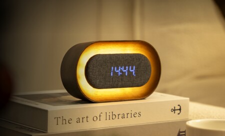 <p><strong>GINGKO Овален часовник/будилник и смарт лампа &ldquo;Lumos&ldquo; - орех</strong><br /><strong>&bull; Настройка за активиране чрез звук или постоянно включен дисплей<br /></strong><strong>&bull; Избор на формат на часа:</strong><span>&nbsp;12/24 часа</span><br /><span><strong>&bull; Захранване:</strong><span>&nbsp;акумулаторна батерия: 2000 mAh (включен кабел за зареждане)</span><br /><strong>&bull; Вход за зареждане:</strong><span>&nbsp;DC 5V (не е включен адаптор)</span><br /><strong>&bull; Време за зареждане:</strong><span>&nbsp;4 часа</span><br /><strong>&bull; Живот на батерията с едно зареждане:</strong><br /><span>&nbsp;- при светеща лампа - около 15 ч.</span><br /><span>&nbsp;- при режим часовник - около10 дни<br /></span></span><strong>&bull; Цвят:</strong><span>&nbsp;орех<br /><strong>&bull; Цветна температура:&nbsp;</strong>2900K~3000K<br /><strong>&bull; Мощност на светлината:</strong> 6W</span><br /><strong>&bull; Размери:</strong><span>&nbsp;15,2 х 8,8 х 4,2 см.&nbsp;</span><br /><strong>&bull; Тегло:</strong><span>&nbsp;0,260 кг.</span><br /><strong>Производител: GINGKO DESIGN/ Англия</strong></p><br />Марка: Gingko Design <br />Модел: Gingko G076O-WT<br />Доставка: 2-4 работни дни<br />Гаранция: 2 години