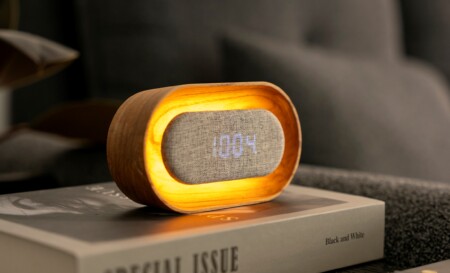 <p><strong>GINGKO Овален часовник/будилник и смарт лампа &ldquo;Lumos&ldquo; - бял ясен</strong><br /><strong>&bull; Настройка за активиране чрез звук или постоянно включен дисплей<br /></strong><strong>&bull; Избор на формат на часа:</strong><span>&nbsp;12/24 часа</span><br /><span><strong>&bull; Захранване:</strong><span>&nbsp;акумулаторна батерия: 2000 mAh (включен кабел за зареждане)</span><br /><strong>&bull; Вход за зареждане:</strong><span>&nbsp;DC 5V (не е включен адаптор)</span><br /><strong>&bull; Време за зареждане:</strong><span>&nbsp;4 часа</span><br /><strong>&bull; Живот на батерията с едно зареждане:</strong><br /><span>&nbsp;- при светеща лампа - около 15 ч.</span><br /><span>&nbsp;- при режим часовник - около10 дни<br /></span></span><strong>&bull; Цвят:</strong><span>&nbsp;бял ясен<br /><strong>&bull; Цветна температура:&nbsp;</strong>2900K~3000K<br /><strong>&bull; Мощност на светлината:</strong>&nbsp;6W</span><br /><strong>&bull; Размери:</strong><span>&nbsp;15,2 х 8,8 х 4,2 см.&nbsp;</span><br /><strong>&bull; Тегло:</strong><span>&nbsp;0,260 кг.</span><br /><strong>Производител: GINGKO DESIGN/ Англия</strong></p><br />Марка: Gingko Design <br />Модел: Gingko G076O-AH<br />Доставка: 2-4 работни дни<br />Гаранция: 2 години