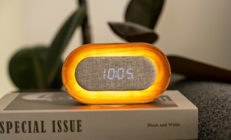 <p><strong>GINGKO Овален часовник/будилник и смарт лампа &ldquo;Lumos&ldquo; - бял ясен</strong><br /><strong>&bull; Настройка за активиране чрез звук или постоянно включен дисплей<br /></strong><strong>&bull; Избор на формат на часа:</strong><span>&nbsp;12/24 часа</span><br /><span><strong>&bull; Захранване:</strong><span>&nbsp;акумулаторна батерия: 2000 mAh (включен кабел за зареждане)</span><br /><strong>&bull; Вход за зареждане:</strong><span>&nbsp;DC 5V (не е включен адаптор)</span><br /><strong>&bull; Време за зареждане:</strong><span>&nbsp;4 часа</span><br /><strong>&bull; Живот на батерията с едно зареждане:</strong><br /><span>&nbsp;- при светеща лампа - около 15 ч.</span><br /><span>&nbsp;- при режим часовник - около10 дни<br /></span></span><strong>&bull; Цвят:</strong><span>&nbsp;бял ясен<br /><strong>&bull; Цветна температура:&nbsp;</strong>2900K~3000K<br /><strong>&bull; Мощност на светлината:</strong>&nbsp;6W</span><br /><strong>&bull; Размери:</strong><span>&nbsp;15,2 х 8,8 х 4,2 см.&nbsp;</span><br /><strong>&bull; Тегло:</strong><span>&nbsp;0,260 кг.</span><br /><strong>Производител: GINGKO DESIGN/ Англия</strong></p><br />Марка: Gingko Design <br />Модел: Gingko G076O-AH<br />Доставка: 2-4 работни дни<br />Гаранция: 2 години