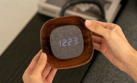 <p><strong>GINGKO Квадратен часовник/будилник и смарт лампа &ldquo;Lumos&ldquo; - орех</strong><br /><strong>&bull; Настройка за активиране чрез звук или постоянно включен дисплей<br /></strong><strong>&bull; Избор на формат на часа:</strong><span>&nbsp;12/24 часа</span><br /><span><strong>&bull; Захранване:</strong><span>&nbsp;акумулаторна батерия: 2000 mAh (включен кабел за зареждане)</span><br /><strong>&bull; Вход за зареждане:</strong><span>&nbsp;DC 5V (не е включен адаптор)</span><br /><strong>&bull; Време за зареждане:</strong><span>&nbsp;4 часа</span><br /><strong>&bull; Живот на батерията с едно зареждане:</strong><br /><span>&nbsp;- при светеща лампа - около 15 ч.</span><br /><span>&nbsp;- при режим часовник - около10 дни<br /></span></span><strong>&bull; Цвят:</strong><span>&nbsp;орех<br /><strong>&bull; Цветна температура:&nbsp;</strong>2900K~3000K<br /><strong>&bull; Мощност на светлината:</strong>&nbsp;6W</span><br /><strong>&bull; Размери:</strong><span>&nbsp;12,5 х 12,5 х 4,2 см.&nbsp;</span><br /><strong>&bull; Тегло:</strong><span>&nbsp;0,260 кг.</span><br /><strong>Производител: GINGKO DESIGN/ Англия</strong></p><br />Марка: Gingko Design <br />Модел: Gingko G076S-WT<br />Доставка: 2-4 работни дни<br />Гаранция: 2 години