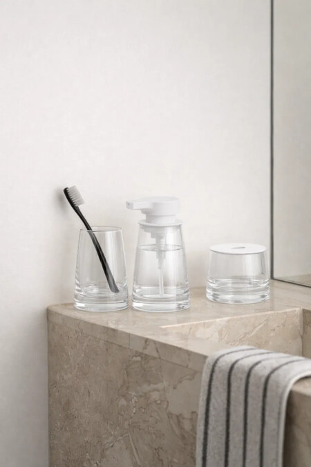 <p><strong>BLOMUS Диспенсър за течен сапун AVA </strong><br /><strong>&bull; Височина:</strong><span>&nbsp;14 см.</span><br /><strong>&bull; Диаметър:&nbsp;</strong><span>&Oslash; 8 см.<br /><strong>&bull; Вместимост:</strong> 250 мл<br /></span><strong>&bull;&nbsp;Цвят:</strong><span>&nbsp;прозрачно, бяло</span><br /><strong>&bull; Материал:&nbsp;</strong><span>ръчно издухано стъкло, пластмаса</span><br /><strong>&bull; Производител:&nbsp;BLOMUS, Германия)<br /></strong><em><strong>DESIGN:</strong>&nbsp;<strong>Nadine Kümmel</strong></em><strong>&nbsp;</strong></p><br />Марка: BLOMUS <br />Модел: BLOMUS 67410<br />Доставка: 2-4 работни дни<br />Гаранция: 2 години