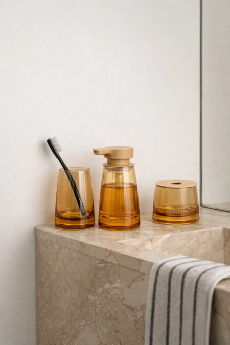 <p><strong>BLOMUS Кутия за аксесоари AVA </strong><br /><strong>&bull; Височина:</strong><span>&nbsp;7 см.</span><br /><strong>&bull; Диаметър:&nbsp;</strong><span>&Oslash; 8 см.<br /></span><strong>&bull; С пластмасов капак.</strong><br /><strong>&bull; Подходящ за памучни тампони, ластици за коса, бижута или др</strong><br /><strong>&bull;&nbsp;Цвят:</strong><span>&nbsp;кафяв (Tan)</span><br /><strong>&bull; Материал:&nbsp;</strong><span>ръчно издухано стъкло, пластмаса</span><br /><strong>&bull; Производител:&nbsp;BLOMUS, Германия)<br /></strong><em><strong>DESIGN:</strong>&nbsp;<strong>Nadine K&uuml;mmel</strong></em><strong>&nbsp;</strong></p><br />Марка: BLOMUS <br />Модел: BLOMUS 67417<br />Доставка: 2-4 работни дни<br />Гаранция: 2 години