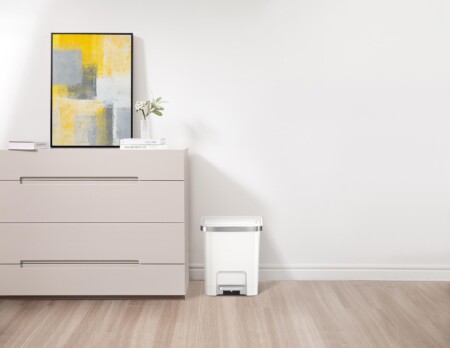 <p><strong>EKO Кош за отпадъци с педал &ldquo;HANA II&ldquo; - бял - 15 л.</strong><br /><span><strong>&bull; Материал:</strong>&nbsp;пластмаса</span><br /><span><strong>&bull; Цвят:</strong>&nbsp;бял</span><br /><span><strong>&bull; Вместимост:</strong>&nbsp;15 литра</span><br /><span><strong>&bull; Размери:</strong>&nbsp;30 x 25 x 36,1 см.</span><br /><strong>&bull; Безшумно отваряне и затваряне на капака</strong><br /><span><strong>&bull; Фиксатор за найлонов чувал / торба</strong><br /><strong><span>&bull;&nbsp;</span><strong>Функция за заключване на капака в отворена позиция за лесно почистване или смяна на торбата</strong></strong><br /></span><strong>Производител: EKO EUROPE / Холандия</strong></p><br />Марка: EKO-EUROPE <br />Модел: EKO 638815 - White<br />Доставка: 2-4 работни дни<br />Гаранция: 2 години