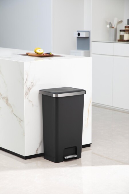 <p><span style="color: #000000;"><strong>EKO Кош за отпадъци с педал &ldquo;HANA II&ldquo; - черен - 45 л.</strong></span><br /><span style="color: #000000;"><strong>&bull; Материал:</strong>&nbsp;пластмаса</span><br /><span style="color: #000000;"><strong>&bull; Цвят:</strong>&nbsp;черен</span><br /><span style="color: #000000;"><strong>&bull; Вместимост:</strong>&nbsp;45 литра</span><br /><span style="color: #000000;"><strong>&bull; Размери:</strong>&nbsp;30,8 x 37 x 65 см.</span><br /><span style="color: #000000;"><strong>&bull; Безшумно отваряне и затваряне на капака</strong></span><br /><span style="color: #000000;"><strong>&bull; Фиксатор за найлонов чувал / торба</strong><br /><strong>&bull;&nbsp;Функция за заключване на капака в отворена позиция за лесно почистване или смяна на торбата</strong><br /><strong>Производител: EKO EUROPE / Холандия</strong></span></p><br />Марка: EKO-EUROPE <br />Модел: EKO 638845 - Black<br />Доставка: 2-4 работни дни<br />Гаранция: 2 години