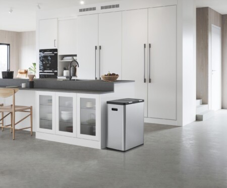 <p><strong>EKO EUROPE Кош за разделно събиране &ldquo;ESSENTIAL TOUCH&ldquo; - 2 х 30 л - хром мат</strong><br /><span><strong>&bull; Материал:</strong> матирана неръждаема стомана, пластмаса</span><br /><span><strong>&bull; Цвят:</strong> хром / черен</span><br /><strong>&bull; Функция за заключване на капака в отворена позиция за лесно почистване или смяна на торбата</strong><br /><span><strong>&bull; Вместимост:</strong> 2 x 30 литра</span><br /><span>&bull;<strong> Размери:</strong> 52,5 х 32 х 66,5 см</span><br /><strong><span>&bull; 2 бр. вътрешни пластмасови кофи<br />&bull; С два капака</span><br /><span>&bull; Покритие срещу пръстови отпечатъци</span><br /><span>&bull; Безшумно отваряне и затваряне на капака</span><br /><span>&bull; Фиксатор за найлонов чувал / торба<br />&bull; Отваряне чрез TOUCH механизъм</span></strong><br /><strong>Производител: EKO EUROPE / Холандия</strong></p><br />Марка: EKO-EUROPE <br />Модел: EKO 917260 - Matt s/s<br />Доставка: 2-4 работни дни<br />Гаранция: 2 години