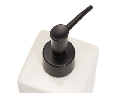 <p><strong>4LIVING Керамичен диспенсър за течен сапун &ldquo;Torino&ldquo; - 300 мл.</strong><br /><strong>&bull;&nbsp;Материал:</strong><span>&nbsp;керамика</span><br /><strong>&bull; Цвят:</strong><span>&nbsp;бял/черен</span><br /><strong>&bull; Размери:</strong><span>&nbsp;7 х 7 х 26 см.</span><br /><strong>&bull;&nbsp;Тегло:&nbsp;</strong><span>0,260 кг.</span><br /><strong>&bull; Вместимост:</strong><span>&nbsp;0,300 л.</span><br /><strong>Производител: Tammer Brands/ Финландия</strong></p><br />Марка: 4LIVING <br />Модел: TB 4Living 640936<br />Доставка: 2-4 работни дни<br />Гаранция: 2 години