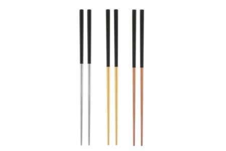 <p><strong>MAKU Сет стоманени клечки за суши 10 бр. - цвят черен/розово злато - 23 см.</strong><br /><strong>&bull;&nbsp;Материал:</strong><span>&nbsp;стомана<br /><strong>&bull; Цвят:</strong>&nbsp;черен/розово злато<br /><strong>&bull; Дължина:</strong>&nbsp;23 см.</span><br /><strong>&bull; Размери на опаковката:&nbsp;</strong><span>9,5 х 1,5 х 26 см</span><br /><strong>&bull; Тегло:</strong><span>&nbsp;0,180 кг</span><strong><br /></strong><span><strong>&bull; Не са подходящи за съдомиялна машина<br /></strong></span><strong>Производител: Tammer Brands/ Финландия</strong></p><br />Марка: MAKU <br />Модел: TB MAKU 332049<br />Доставка: 2-4 работни дни<br />Гаранция: 2 години