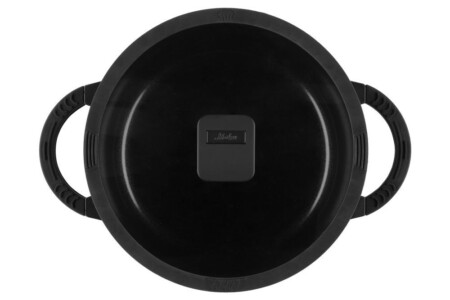 <p><strong>MAKU Индукционна тенджера със стъклен капак и керамично покритие &ldquo;Foodie&ldquo;, 4,7 л. - &Oslash; 24 см.</strong><br /><strong>&bull;&nbsp;Материал:</strong><span>&nbsp;лят алуминий, бакелит, стъкло<br /><strong>&bull; Керамично незалепващо покритие:</strong>&nbsp;<span>&nbsp;Ilag Xeradur 3</span><br /><strong>&bull; Цвят:</strong>&nbsp;черен</span><br /><strong>&bull; Диаметър:</strong><span>&nbsp;&Oslash; 24 см.</span><br /><strong>&bull; Вместимост:</strong><span>&nbsp;4,7 литра</span><br /><strong>&bull; Стъклен капак със силиконов кант и отвор за пара&nbsp;<br />&bull; Силиконово покритие на дръжките<br /></strong><strong>&bull;&nbsp;Височина:</strong><span>&nbsp;16 см.<br /></span><strong>&bull;&nbsp;Тегло:&nbsp;</strong><span>1,510 кг.<br /><strong>&bull; Подходяща за:</strong>&nbsp;всички видове котлони<br /><strong>&bull; Подходяща за съдомиялна<br /></strong></span><strong>Производител: Tammer Brands/ Финландия</strong></p><br />Марка: MAKU <br />Модел: TB MAKU 647623<br />Доставка: 2-4 работни дни<br />Гаранция: 2 години