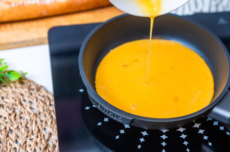 <p><strong>Nerthus Индукционен тиган - &Oslash; 22 см.</strong><br /><strong>&bull; Подходящ за пържене и печене<br /></strong><strong>&bull;&nbsp;Материал:</strong>&nbsp;лят алуминий<br /><strong>&bull;&nbsp;Покритие:</strong>&nbsp;Незалепващо покритие<strong>&nbsp;Quantanium,</strong>&nbsp;подсилено с титаниеви частици<br /><strong>&bull;&nbsp;Диаметър:</strong>&nbsp;&Oslash; 22 см.<br /><strong>&bull;&nbsp;Височина:</strong>&nbsp;5,5 см.<br /><strong>&bull; Вместимост:</strong>&nbsp;1,65 л.<br /><strong>&bull;&nbsp;Тегло:</strong>&nbsp;0,770 кг.<br /><strong>&bull;&nbsp;Без капак<br /></strong><strong><strong>Производител:&nbsp;Vin Bouquet, Испания<br /></strong></strong><strong>Подходящ за:</strong></p>
<p><strong><img src="https://www.vip-giftshop.com/media/shema/induction.jpg" alt="" width="202" height="61" /></strong></p><br />Марка: Vin Bouquet <br />Модел: VB FIH 1562<br />Доставка: 2-4 работни дни<br />Гаранция: 2 години