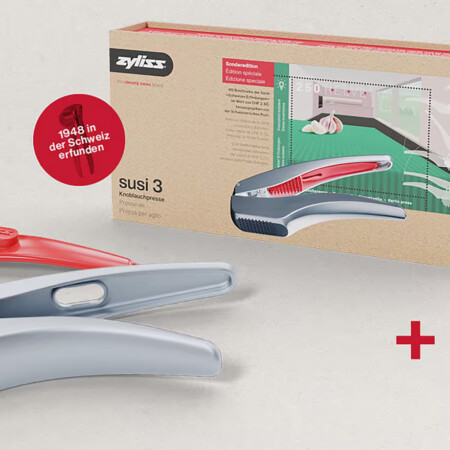 <p><strong>ZYLISS Преса за чесън &ldquo;SUSI 3 - JUBILEE EDITION&ldquo;</strong><br /><strong>&bull; Размери на продукта:&nbsp;</strong><span>15,5 х 5,7 х 2,6 см</span><strong><br /><strong>&bull; Тегло:</strong>&nbsp;</strong><span>0,150 кг.</span><strong><br /><strong>&bull; Материал:</strong>&nbsp;</strong><span>алуминий, пластмаса</span><strong><br />&bull; Ергономична дръжка<strong><strong><br /><strong><strong><strong><strong><strong><strong>&bull; Четка за почистване<br />&bull; Без миризма на чесън по пръстите Ви</strong></strong></strong></strong></strong></strong></strong></strong></strong><br /><strong>&bull; Подходящa за съдомиялна машина&nbsp;</strong><br /><strong>Производител: ZYLISS / Швейцария&nbsp;</strong></p><br />Марка: ZYLISS <br />Модел: ZYLISS 960015<br />Доставка: 2-4 работни дни<br />Гаранция: 2 години