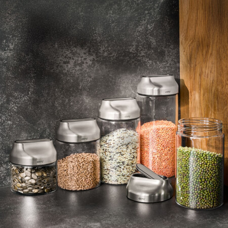 <p><strong>GEFU Стъклен канистер &ldquo;KIPPO&ldquo; <br />&bull; Лесно дозиране чрез накланяне<br />&bull; Практичен капак от неръждаема стомана с вграден отвор<br />&bull; С винтов капак за лесно пълнене и почистване<br />&bull; Херметично затваряне, благодарение на силиконовия уплътнител на капака<br />&bull; Бурканът е изработен от висококачествено боросиликатно стъкло</strong><br /><strong>&bull; Вместимост:</strong>&nbsp;400 мл<br /> <strong>&bull; Размери:</strong> &Oslash; 10 х 10,5 см<br /><strong>&bull; Тегло: </strong>0,300 кг<br /> <strong>&bull; Материал: </strong>неръждаема стомана, пластмаса, боросиликатно стъкло, силикон&nbsp;<br /> <strong>&bull; Бурканът е подходящ за почистване в съдомиялна машина</strong> <br /><strong>Производител: GEFU / Германия</strong></p><br />Марка: GEFU - GERMANY <br />Модел: GEFU 33739<br />Доставка: 2-4 работни дни<br />Гаранция: 2 години