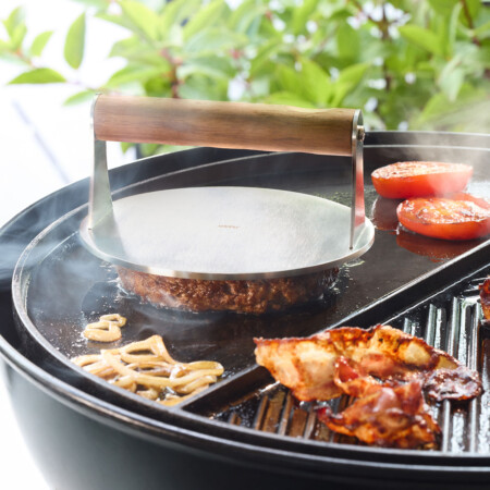 <p><span style="font-size: small;"><strong>GEFU Преса за барбекю &ldquo;BBQ&ldquo;<br /></strong></span>&bull; <strong>Материал:</strong>&nbsp;неръждаема стомана, орехова дървесина<br /> &bull; <strong>Размери:</strong> &Oslash; 16 х 7,5 см<br /><strong>&bull; Тегло:</strong> 0,750 кг&nbsp;<br />&bull; <strong>За бургери, бекон, пържоли или картофи<br /> &bull; За интензивен вкус <br />&bull; 5 мм дебела повърхност от неръждаема стомана за оптимално разпределение на топлината <br />&bull; Гладка незалепваща повърхност <br />&bull; Удобна&nbsp;дръжка от орехово дърво<br />&bull; Не е подходяща за съдомиялна машина<br />Производител: GEFU / Германия</strong></p><br />Марка: GEFU - GERMANY <br />Модел: GEFU 89585<br />Доставка: 2-4 работни дни<br />Гаранция: 2 години