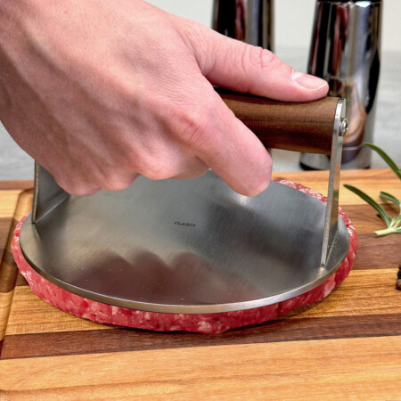 <p><span style="font-size: small;"><strong>GEFU Преса за барбекю &ldquo;BBQ&ldquo;<br /></strong></span>&bull; <strong>Материал:</strong>&nbsp;неръждаема стомана, орехова дървесина<br /> &bull; <strong>Размери:</strong> &Oslash; 16 х 7,5 см<br /><strong>&bull; Тегло:</strong> 0,750 кг&nbsp;<br />&bull; <strong>За бургери, бекон, пържоли или картофи<br /> &bull; За интензивен вкус <br />&bull; 5 мм дебела повърхност от неръждаема стомана за оптимално разпределение на топлината <br />&bull; Гладка незалепваща повърхност <br />&bull; Удобна&nbsp;дръжка от орехово дърво<br />&bull; Не е подходяща за съдомиялна машина<br />Производител: GEFU / Германия</strong></p><br />Марка: GEFU - GERMANY <br />Модел: GEFU 89585<br />Доставка: 2-4 работни дни<br />Гаранция: 2 години