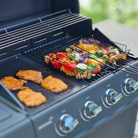 <p><strong>MUSTANG Решетка / кошница за барбекю &ldquo;Black Line&ldquo; - 25 х 32 см.</strong><br /><strong>&bull;&nbsp;Материал:</strong><span>&nbsp;стомана, дърво<br /></span><strong>&bull;&nbsp;Размери:</strong><span>&nbsp;32 х 5,5 х 62 см.&nbsp;<br /><strong>&bull;&nbsp;Тегло:</strong>&nbsp;0,670 кг.<br /><strong>&bull; Цвят:&nbsp;</strong>черен<br /><strong>&bull; Дървена дръжка<br /></strong><strong>&bull;&nbsp;Не е подходяща за съдомиялна машина</strong></span><br /><strong>Производител: Tammer Brands/ Финландия</strong></p><br />Марка: MUSTANG <br />Модел: TB MUS 641736<br />Доставка: 2-4 работни дни<br />Гаранция: 2 години