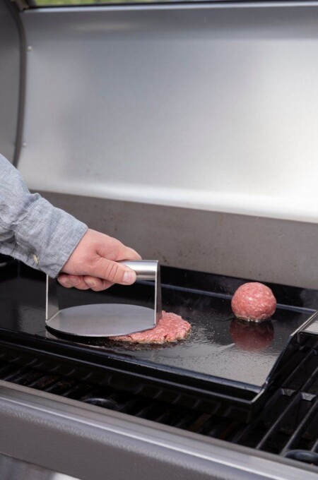 <p><strong>MUSTANG Сет за бургери &ldquo;Premium&ldquo; - 3 части</strong><br /><strong>&bull;&nbsp;Материал:</strong><span>&nbsp;неръждаема стомана, пластмаса<br /></span><strong>&bull;&nbsp;Размери на опаковката:</strong><span>&nbsp;25,5 х 9 х 41 см.&nbsp;<br />&bull;<strong>&nbsp;Тегло:</strong>&nbsp;1,09 кг.</span><br /><strong>&bull; Комплектът съдържа:<br /></strong><span>&nbsp;- 1 бр. шпатула за скара</span><br /><span>&nbsp;- 1 бр. стоманена преса за бургери<br />&nbsp;- 1 бр. капак за разтопяване и опушване<br /></span><strong>&bull; Не са подходящи за съдомиялна машина</strong><br /><strong>Производител: Tammer Brands/ Финландия</strong></p><br />Марка: MUSTANG <br />Модел: TB MUS 652791<br />Доставка: 2-4 работни дни<br />Гаранция: 2 години