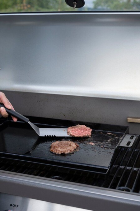 <p><strong>MUSTANG Сет за бургери &ldquo;Premium&ldquo; - 3 части</strong><br /><strong>&bull;&nbsp;Материал:</strong><span>&nbsp;неръждаема стомана, пластмаса<br /></span><strong>&bull;&nbsp;Размери на опаковката:</strong><span>&nbsp;25,5 х 9 х 41 см.&nbsp;<br />&bull;<strong>&nbsp;Тегло:</strong>&nbsp;1,09 кг.</span><br /><strong>&bull; Комплектът съдържа:<br /></strong><span>&nbsp;- 1 бр. шпатула за скара</span><br /><span>&nbsp;- 1 бр. стоманена преса за бургери<br />&nbsp;- 1 бр. капак за разтопяване и опушване<br /></span><strong>&bull; Не са подходящи за съдомиялна машина</strong><br /><strong>Производител: Tammer Brands/ Финландия</strong></p><br />Марка: MUSTANG <br />Модел: TB MUS 652791<br />Доставка: 2-4 работни дни<br />Гаранция: 2 години