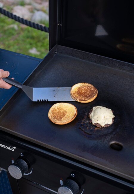 <p><strong>MUSTANG Сет за бургери &ldquo;Premium&ldquo; - 3 части</strong><br /><strong>&bull;&nbsp;Материал:</strong><span>&nbsp;неръждаема стомана, пластмаса<br /></span><strong>&bull;&nbsp;Размери на опаковката:</strong><span>&nbsp;25,5 х 9 х 41 см.&nbsp;<br />&bull;<strong>&nbsp;Тегло:</strong>&nbsp;1,09 кг.</span><br /><strong>&bull; Комплектът съдържа:<br /></strong><span>&nbsp;- 1 бр. шпатула за скара</span><br /><span>&nbsp;- 1 бр. стоманена преса за бургери<br />&nbsp;- 1 бр. капак за разтопяване и опушване<br /></span><strong>&bull; Не са подходящи за съдомиялна машина</strong><br /><strong>Производител: Tammer Brands/ Финландия</strong></p><br />Марка: MUSTANG <br />Модел: TB MUS 652791<br />Доставка: 2-4 работни дни<br />Гаранция: 2 години