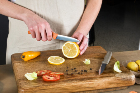 <p><strong>ZYLISS Комплект от 2 бр. ножове с предпазител</strong><br /><span><strong><strong><strong><strong><strong>&bull; Размери на опаковката:</strong></strong></strong></strong></strong>&nbsp;24,5 х 8 x 1 см.<br /><strong>&bull; Комплектът съдържа:</strong>&nbsp;<br />&nbsp;&nbsp; - Нож за домати<br />&nbsp; - Нож за белене<br /><strong><strong><strong><strong><strong>&bull; Тегло:</strong>&nbsp;</strong></strong></strong></strong>0,0500 кг.<strong><strong><strong><strong><br /><strong>&bull; Материал:</strong>&nbsp;</strong></strong></strong></strong>японска неръждаема стомана&nbsp;<span>420J2</span>, полипропилен<strong><strong><strong><strong><br />&bull; Ергономични дръжки<br /></strong><strong><strong>Производител: ZYLISS / Швейцария&nbsp;</strong></strong></strong></strong></strong><em><strong><em><strong><br /></strong></em><br /></strong></em></span><span style="color: #ff0000;"><strong>ВНИМАНИЕ!!!&nbsp;</strong><strong>ПАЗЕТЕ ОТ ДЕЦА!!!</strong></span></p><br />Марка: ZYLISS <br />Модел: ZYLISS 920304<br />Доставка: 2-4 работни дни<br />Гаранция: 2 години