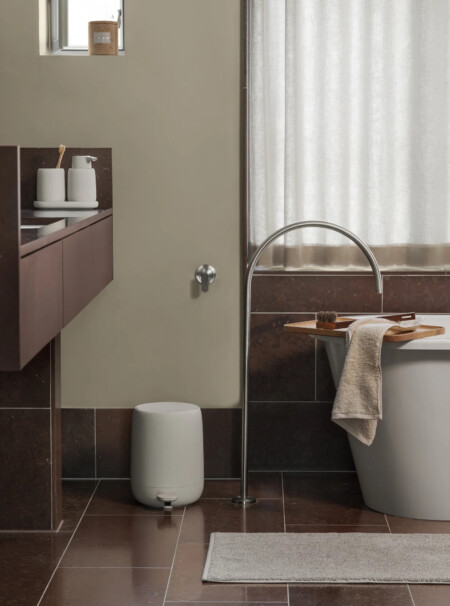 <p><strong>BLOMUS Поставка за аксесоари SONO</strong><br /><span>&bull;&nbsp;</span><strong>Размер:&nbsp;</strong><span>13 х 10 х 1,8 см (ДхШхВ)</span><br /><span>&bull;&nbsp;</span><strong>Материал:&nbsp;</strong><span>керамика</span><br /><span>&bull;</span><strong>&nbsp;Цвят:&nbsp;</strong><span>бежов (Moonbeam) </span><br /><strong>Производител:&nbsp;</strong><span>BLOMUS, Германия</span></p><br />Марка: BLOMUS <br />Модел: BLOMUS 69060<br />Доставка: 2-4 работни дни<br />Гаранция: 2 години