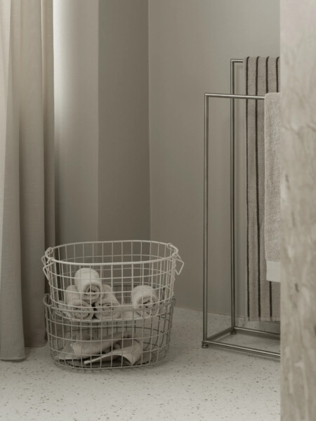 <p><strong>BLOMUS Двойна поставка за кърпи MODO </strong><br /><strong>&bull; Размер: </strong>60 х 18 х&nbsp;84&nbsp;<span>см<br /><strong>&bull; Тегло: </strong>3,37 кг</span><br /><strong>&bull; Материал:</strong><span>&nbsp;матирана неръждаема стомана</span><br /><strong>&bull; Цвят:</strong><span>&nbsp;хром мат</span><br /><strong>&bull; Производител:</strong><span>&nbsp;BLOMUS, Германия<br /><em><strong>DESIGN: Studio Blomus</strong></em><br /></span></p><br />Марка: BLOMUS <br />Модел: BLOMUS 67566<br />Доставка: 2-4 работни дни<br />Гаранция: 2 години