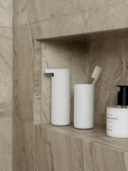 <p><span style="font-size: small;"><strong>BLOMUS Диспенсър за сапун MODO ROF&nbsp;<br /></strong></span>&bull; <strong>Височина:</strong>&nbsp;16 см<br /> &bull; <strong>Размери:</strong> 7 х 5 см<br /><strong>&bull; Тегло:</strong>&nbsp;0,30 кг<br /><strong>&bull; Вместимост:</strong> 165 мл<br /><strong>&bull; С набраздена повърхност</strong><br /> &bull; <strong>Материал:</strong>&nbsp;неръждаема стомана, пластмаса, гума<br />&bull;<strong>&nbsp;Цвят:</strong>&nbsp;бял<br /> &bull; <strong>Производител: </strong>BLOMUS, Германия <br /> <em><strong>DESIGN: Nina Th&ouml;ming</strong></em></p><br />Марка: BLOMUS <br />Модел: BLOMUS 67498<br />Доставка: 2-4 работни дни<br />Гаранция: 2 години