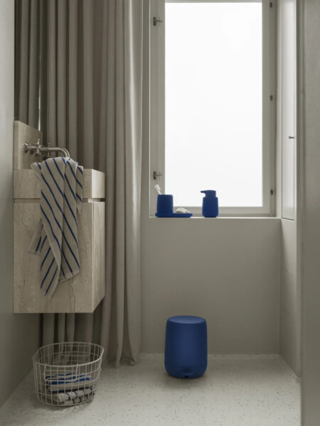 <p><strong>BLOMUS Поставка за аксесоари SONO</strong><br /><span>&bull;&nbsp;</span><strong>Размер:&nbsp;</strong><span>13 х 10 х 1,8 см (ДхШхВ)</span><br /><span>&bull;&nbsp;</span><strong>Материал:&nbsp;</strong><span>керамика</span><br /><span>&bull;</span><strong>&nbsp;Цвят:&nbsp;</strong><span>&nbsp; тъмносин (Mazarine Blue) </span><br /><strong>Производител:&nbsp;</strong><span>BLOMUS, Германия</span></p><br />Марка: BLOMUS <br />Модел: BLOMUS 67553<br />Доставка: 2-4 работни дни<br />Гаранция: 2 години