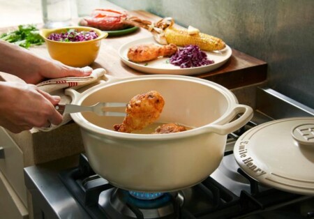 <p><strong>EMILE HENRY Керамична тенджера с капак &ldquo;Sublime+&ldquo; &Oslash; 31 см. <br /></strong><span>&bull;&nbsp;</span><strong>Ръчно изработена от 100% естествени материали<br />&bull; Устойчива на температури:&nbsp;</strong><span>- 20&ordm; С до + 290&ordm; С</span><strong><br />&bull; Равномерно разпределение на топлината<br />&bull; Задържа топлината на ястието по-дълго от обикновените съдове<br />&bull; Висока устойчивост на надраскване&nbsp;<br /></strong><span>&bull;&nbsp;</span><strong>Материал:&nbsp;<span style="color: #ff0000;">Flame&reg; ceramic</span></strong><span>&nbsp;/ керамика /</span><br /><span>&bull;&nbsp;</span><strong>Без съдържание на олово, кадмий и никел</strong><br /><span>&bull;&nbsp;</span><strong>Външен размер вкл. дръжките:</strong><span>&nbsp;37 х 31 х 17,5 см (ДхШхВ)</span><br /><span>&bull;&nbsp;</span><strong>Вместимост:</strong><span>&nbsp;5,5 л</span><br /><span>&bull;&nbsp;</span><strong>Тегло:</strong><span>&nbsp;3,380 кг</span><br /><span>&bull;&nbsp;</span><strong>Размери на опаковката:</strong><span>&nbsp;45 х 37,5 х 19 см (ДхШхВ)</span><br /><span>&bull;&nbsp;</span><strong>Тегло с опаковката:</strong><span>&nbsp;5,5 кг</span><br /><span>&bull;&nbsp;</span><strong>Цвят:</strong> черна основа, бял капак<br /><strong>&bull; Подходяща за: </strong>индукционни,&nbsp;<span>газови, електрически, керамични и халогенни котлони&nbsp;</span><br /><strong>&bull; Подходяща за:&nbsp;</strong><span>фурна / микровълнова фурна / фризер / съдомиялна машина</span><br /><strong>Производител: EMILE HENRY / Франция</strong></p><br />Марка: Emile Henry <br />Модел: EH 4760P-77<br />Доставка: 2-4 работни дни<br />Гаранция: 2 години