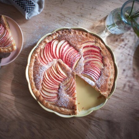 <p><span style="color: #000000;"><strong>EMILE HENRY Керамична форма "MADELEINE TART DISH"</strong></span><br /><span style="color: #000000;">&bull; <strong>Ръчно изработена от 100% естествени материали<br />&bull; Устойчива на температури: </strong>- 20&ordm; С до + 270&ordm; С<strong><br />&bull; Равномерно разпределение на топлината<br />&bull; Задържа топлината на ястието по-дълго от обикновените съдове<br />&bull; Висока устойчивост на надраскване&nbsp;<br /></strong>&bull; </span><strong><span style="color: #000000;">Материал:</span>&nbsp;&nbsp;<span style="color: #ff0000;">HR&reg; Ceramic (High Resistance) <span style="color: #000000;">/ </span></span></strong><span style="color: #ff0000;"><span style="color: #000000;">Високо устойчива керамика</span></span><strong><span style="color: #ff0000;"><span style="color: #000000;"> / </span><br /><span style="color: #000000;">&bull; Без съдържание на олово, кадмий и никел</span><br /><span style="color: #000000;">&bull;&nbsp;Размери: </span></span></strong><span style="color: #ff0000;"><span style="color: #000000;">&Oslash;</span></span><span style="color: #ff0000;"><span style="color: #000000;">&nbsp;</span></span><span style="color: #ff0000;"><span style="color: #000000;">31 х 4</span></span><span style="color: #ff0000;"><span style="color: #000000;">&nbsp;см</span></span><span style="color: #ff0000;"><br /></span><span style="color: #ff0000;"><span style="color: #000000;"><strong>&bull; Максимална&nbsp;вместимост: </strong>1,7 литра<br /></span><span style="color: #000000;"><strong>&bull; Тегло: </strong>1,05 кг</span><br /><span style="color: #000000;">&bull; <strong>Цвят: </strong>бонбонено розов</span><br /><span style="color: #000000;">&bull; <strong>Подходяща за: </strong>фурна / микровълнова фурна / фризер / съдомиялна машина</span><br /><strong><span style="color: #000000;">Производител: EMILE HENRY / Франция</span></strong></span></p><br />Марка: Emile Henry <br />Модел: EH 6053-47<br />Доставка: 2-4 работни дни<br />Гаранция: 2 години