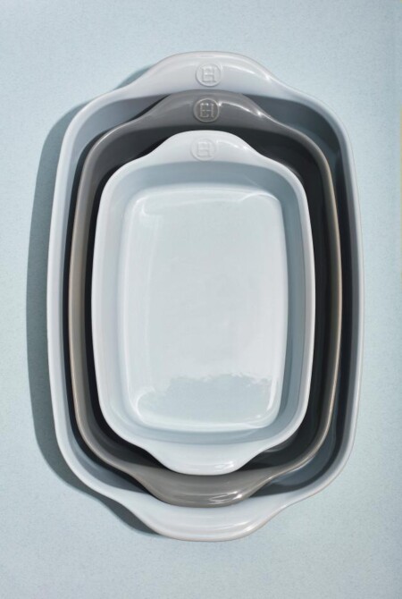 <p><strong>EMILE HENRY Керамична провоъгълна тава за печене "RECTANGULAR OVEN DISH"</strong><br />&bull; <strong>Ръчно изработена от 100% естествени материали<br />&bull; Устойчива на температури: </strong>- 20&ordm; С до + 270&ordm; С<strong><br />&bull; Равномерно разпределение на топлината<br />&bull; Задържа топлината на ястието по-дълго от обикновените съдове<br />&bull; Висока устойчивост на надраскване&nbsp;<br /></strong>&bull; <strong>Материал:&nbsp;&nbsp;<span style="color: #ff0000;">HR&reg; Ceramic (High Resistance) <span style="color: #000000;">/</span></span></strong><span style="color: #ff0000;"><span style="color: #000000;"> Високо устойчива керамика</span></span><strong><span style="color: #ff0000;"><span style="color: #000000;"> / </span><br />&bull; <span style="color: #000000;">Без съдържание на олово, кадмий и никел</span><br /><span style="color: #000000;">&bull;&nbsp;Външен размер вкл.дръжките: </span></span></strong><span style="color: #ff0000;"><span style="color: #000000;">36,5 х 23,5 х 7,5 см</span></span><span style="color: #ff0000;"><br /><strong><span style="color: #000000;">&bull; Вътрешен размер: </span></strong><span style="color: #000000;">30 х 22 х 6 см<br /></span></span><span style="color: #ff0000;"><span style="color: #000000;">&bull; <strong>Вместимост:</strong> 2,7 литра</span><br /><span style="color: #000000;"><strong>&bull; Тегло: </strong>1,8 кг</span><br /><span style="color: #000000;">&bull; <strong>Цвят: </strong>перлено сив</span><br /><span style="color: #000000;">&bull; <strong>Подходяща за: </strong>фурна / микровълнова фурна / фризер / съдомиялна машина</span><br /><strong><span style="color: #000000;">Производител: EMILE HENRY / Франция</span></strong></span></p><br />Марка: Emile Henry <br />Модел: EH 9652-80<br />Доставка: 2-4 работни дни<br />Гаранция: 2 години